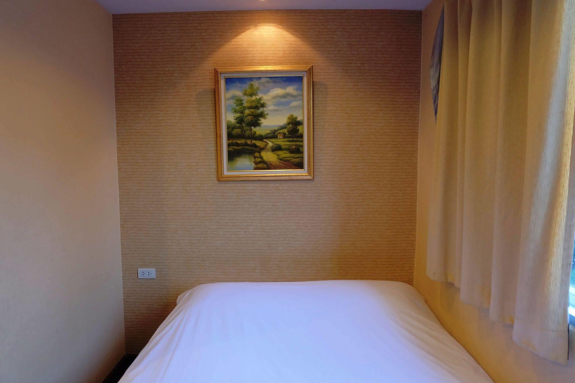Take A Rest Hotel Бангкок Екстер'єр фото